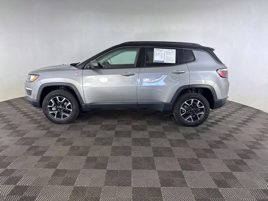 Used 2019 Silver Jeep Trailhawk image 9