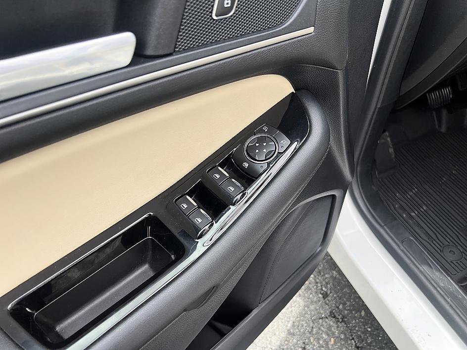 Used 2020 White Metallic Ford SEL image 12