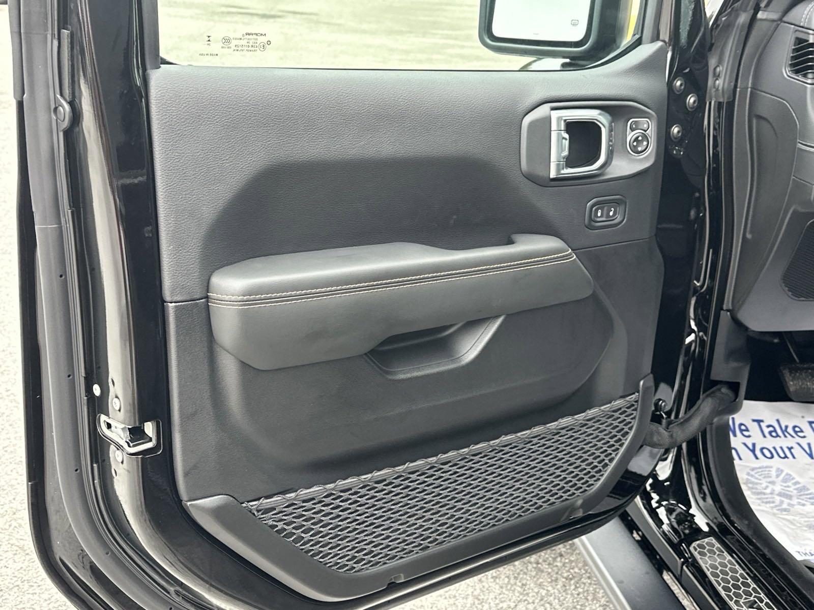 New 2025 Black Clear-Coat Exterior Paint Jeep Sahara image 11