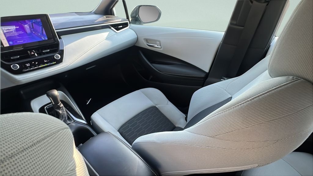 2025 Toyota Corolla Hatchback SE - Photo 12