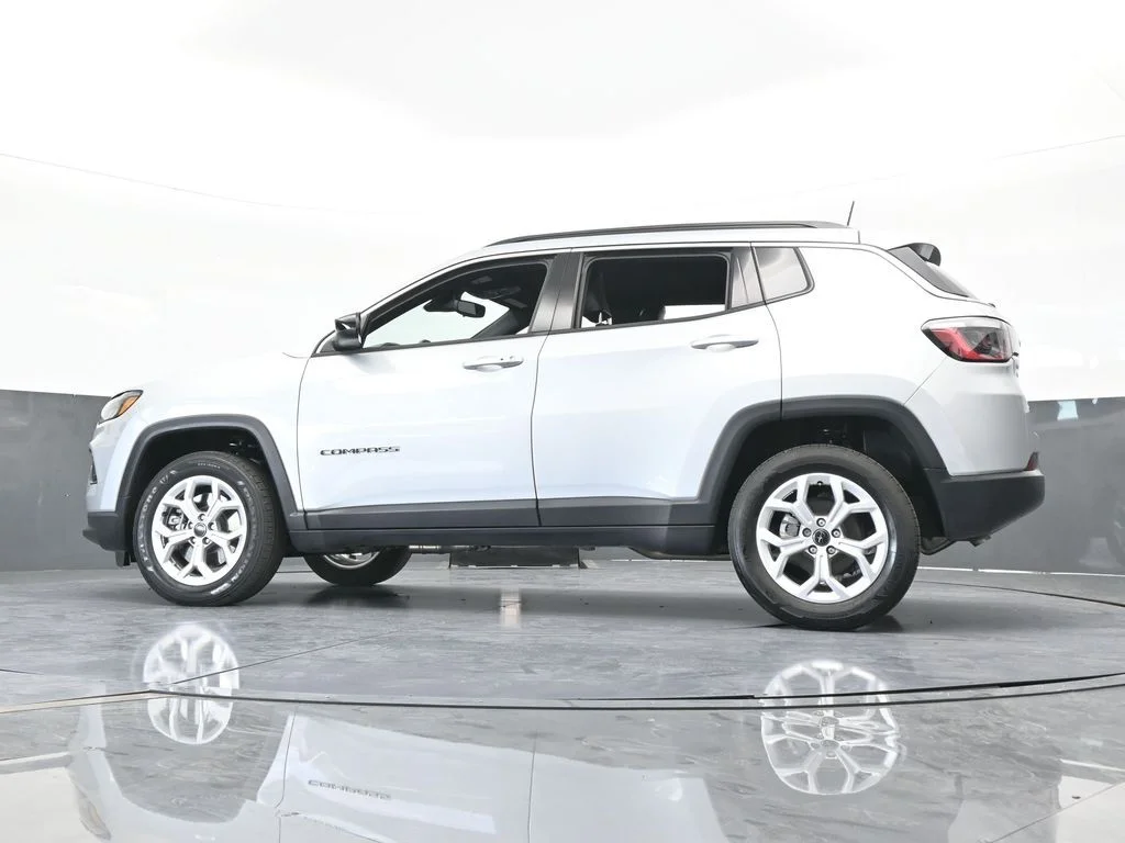 Used 2025 Silver Zynith Metallic Clearcoat Jeep Latitude image 27