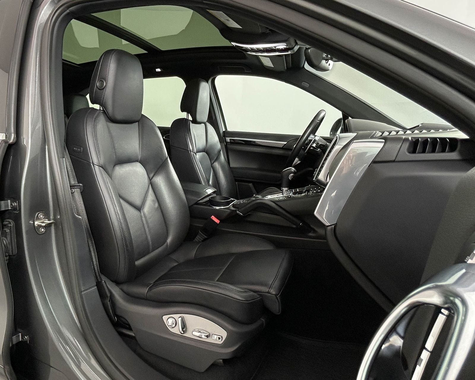 Used 2018 Gray Porsche Base image 23
