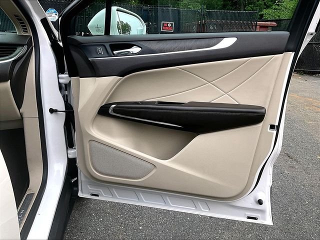 Used 2019 White Lincoln Reserve image 20