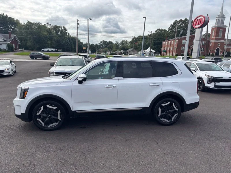 Used 2023 White Kia EX image 5