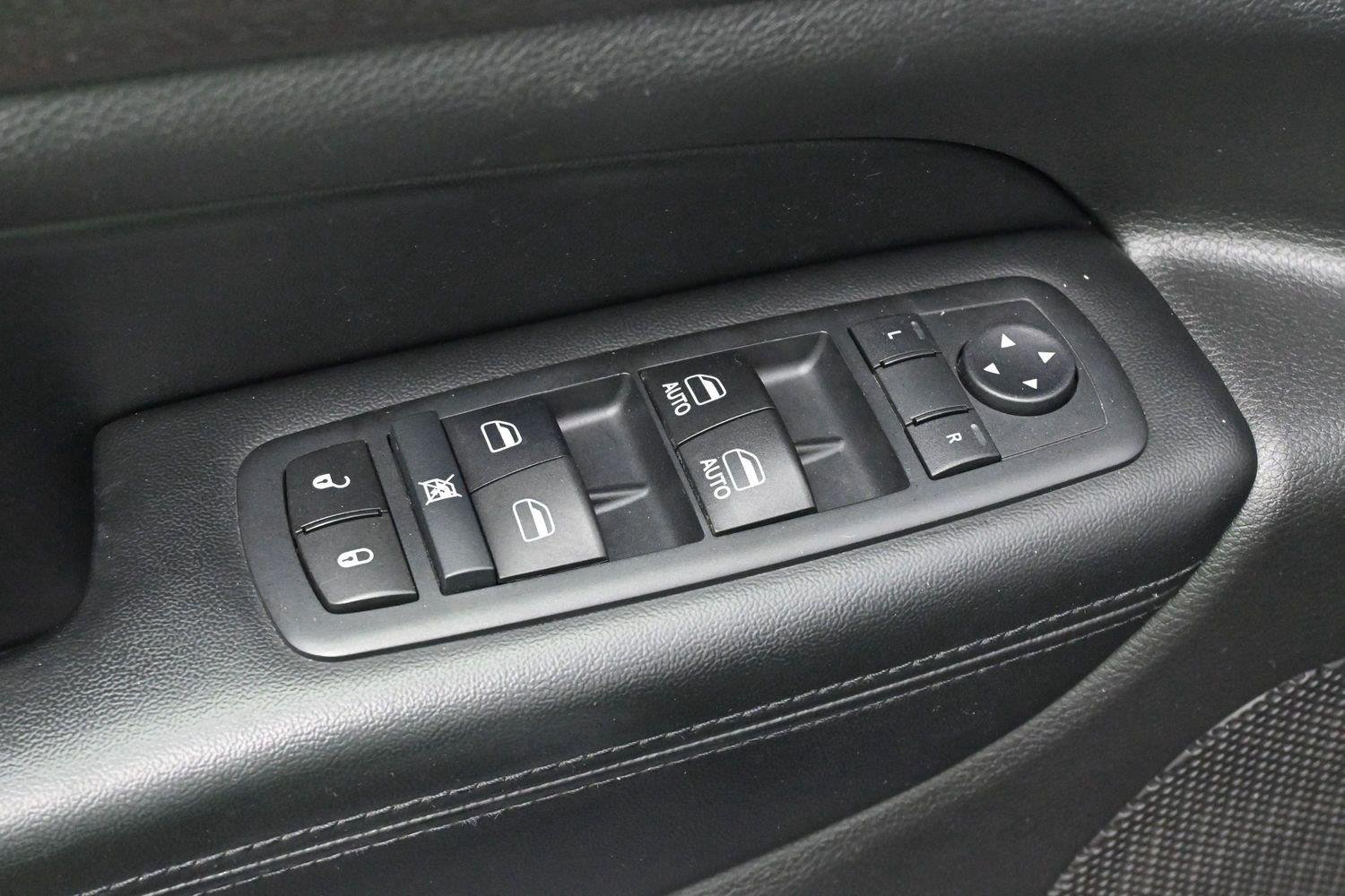 Used 2017 Diamond Black Crystal Pearlcoat Jeep Altitude image 12