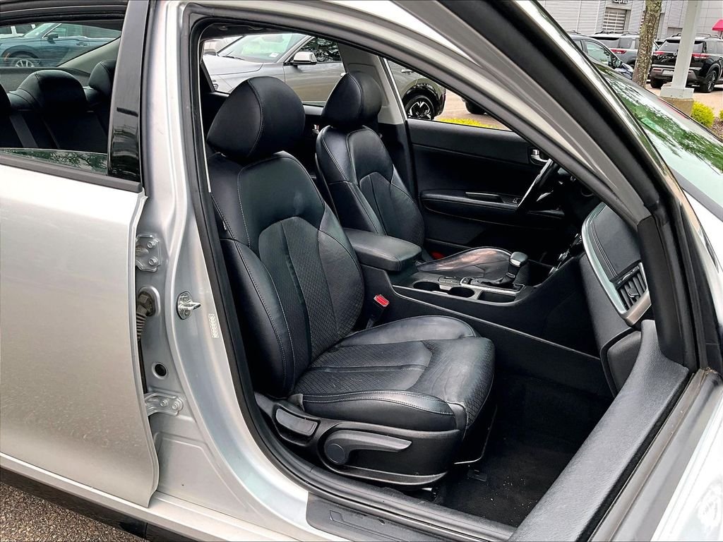 Used 2020 Silver Kia SE image 11