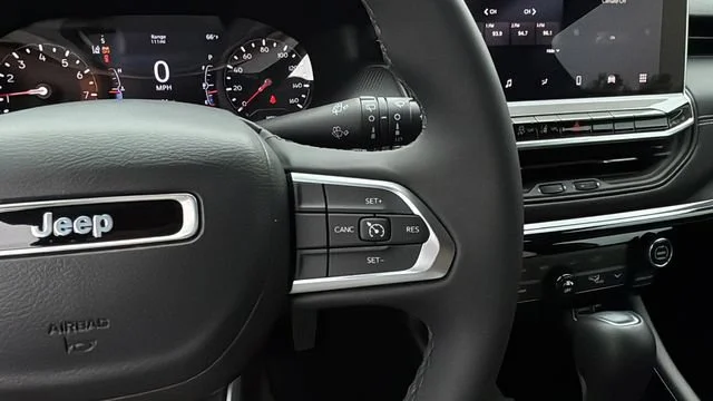 Used 2023  Jeep Altitude image 22