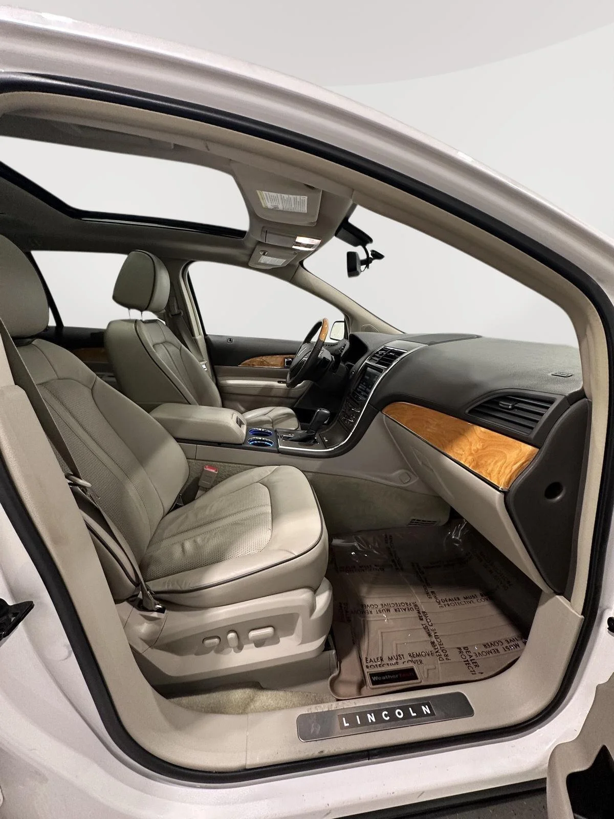 Used 2015 White Lincoln AWD image 21
