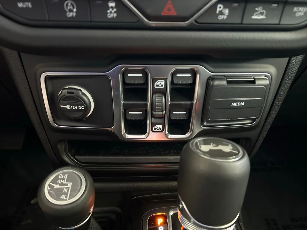 Used 2025 White Jeep Sahara image 52