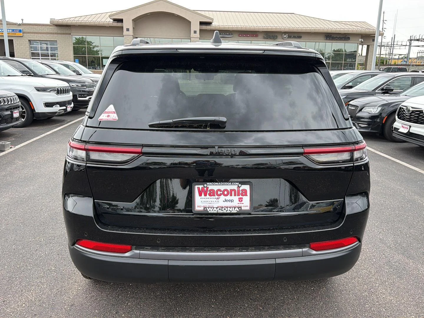New 2026 Diamond Black Crystal Pearlcoat Jeep Laredo Altitude image 6