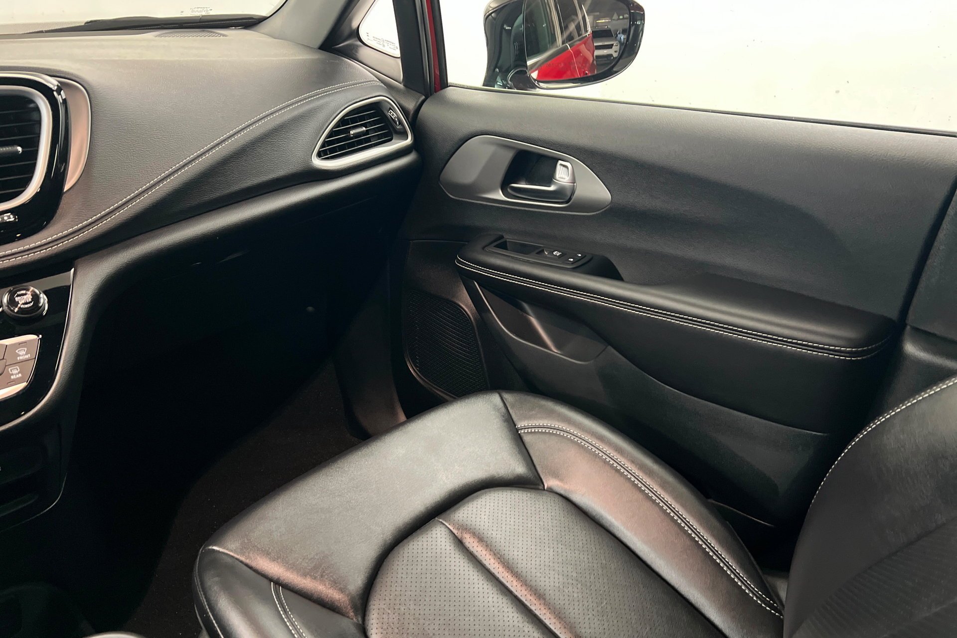 2027 Chrysler Pacifica Select - Photo 11