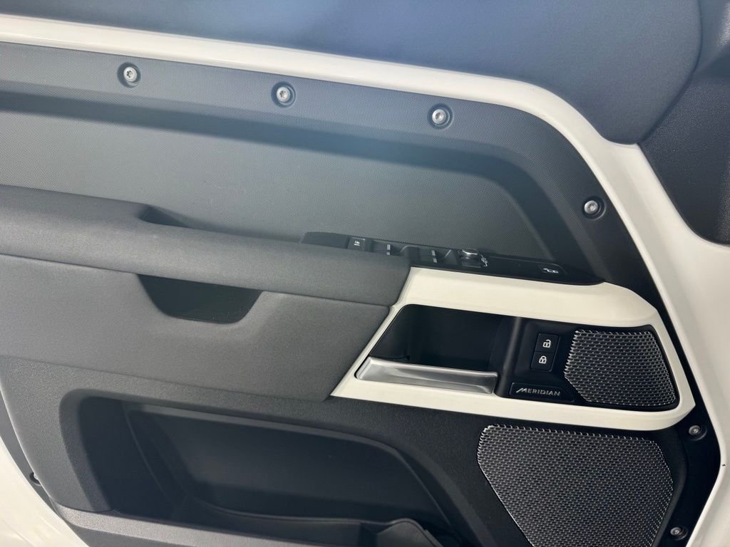 Used 2022 White Land Rover Standard image 19