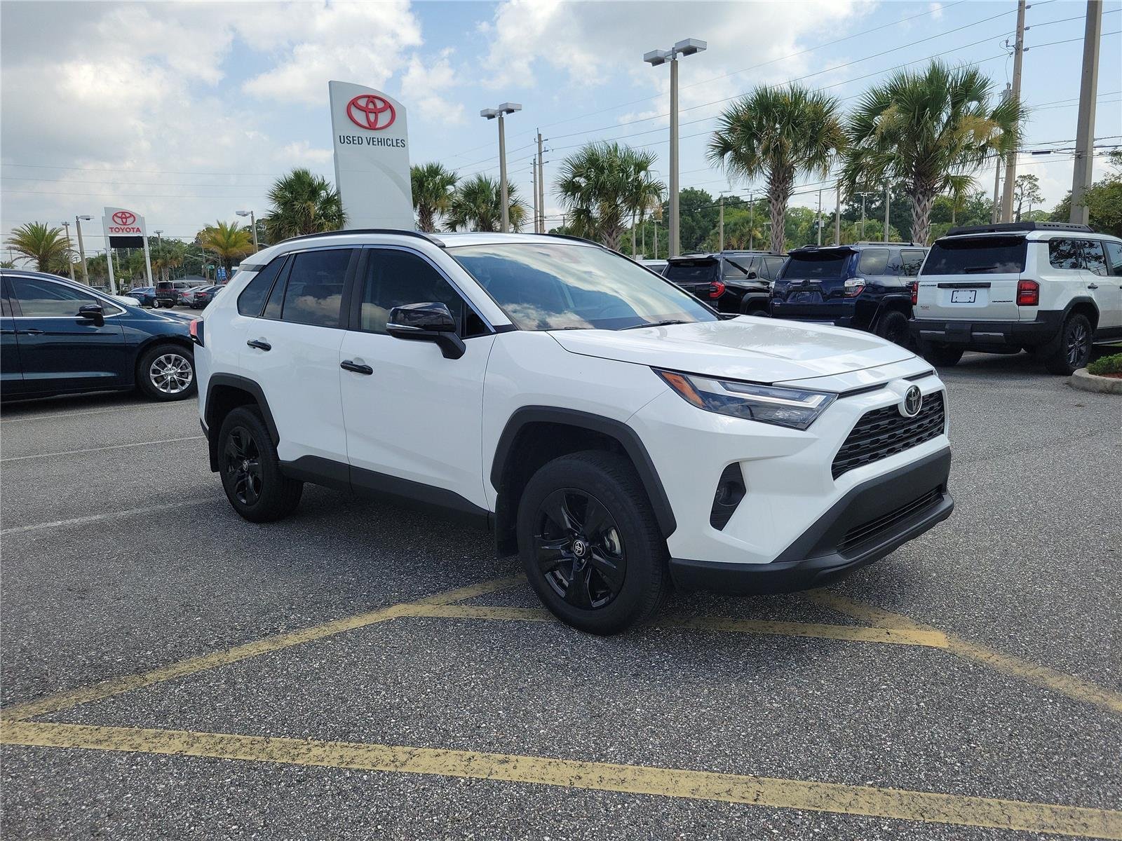 Used 2025 Ice Cap Toyota XLE image 4