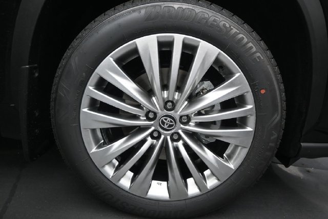 New 2026 Midnight Black Metallic Toyota Platinum image 18