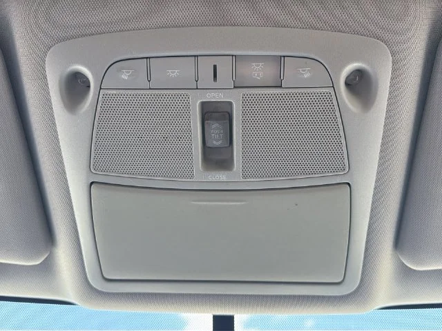 Used 2016 Gray Nissan SV image 29