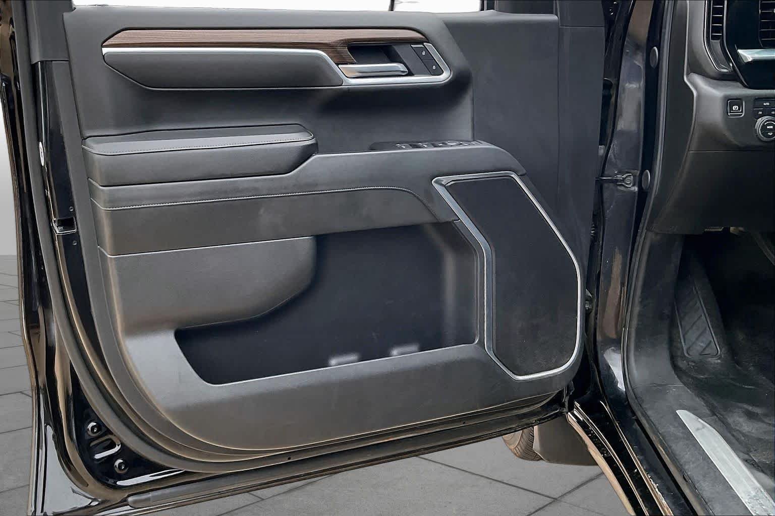 Used 2025 Black Chevrolet LT image 19