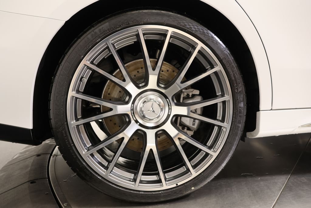 New 2027 MANUFAKTUR Moonlight White Magno Mercedes-Benz E 53 AMG® image 13