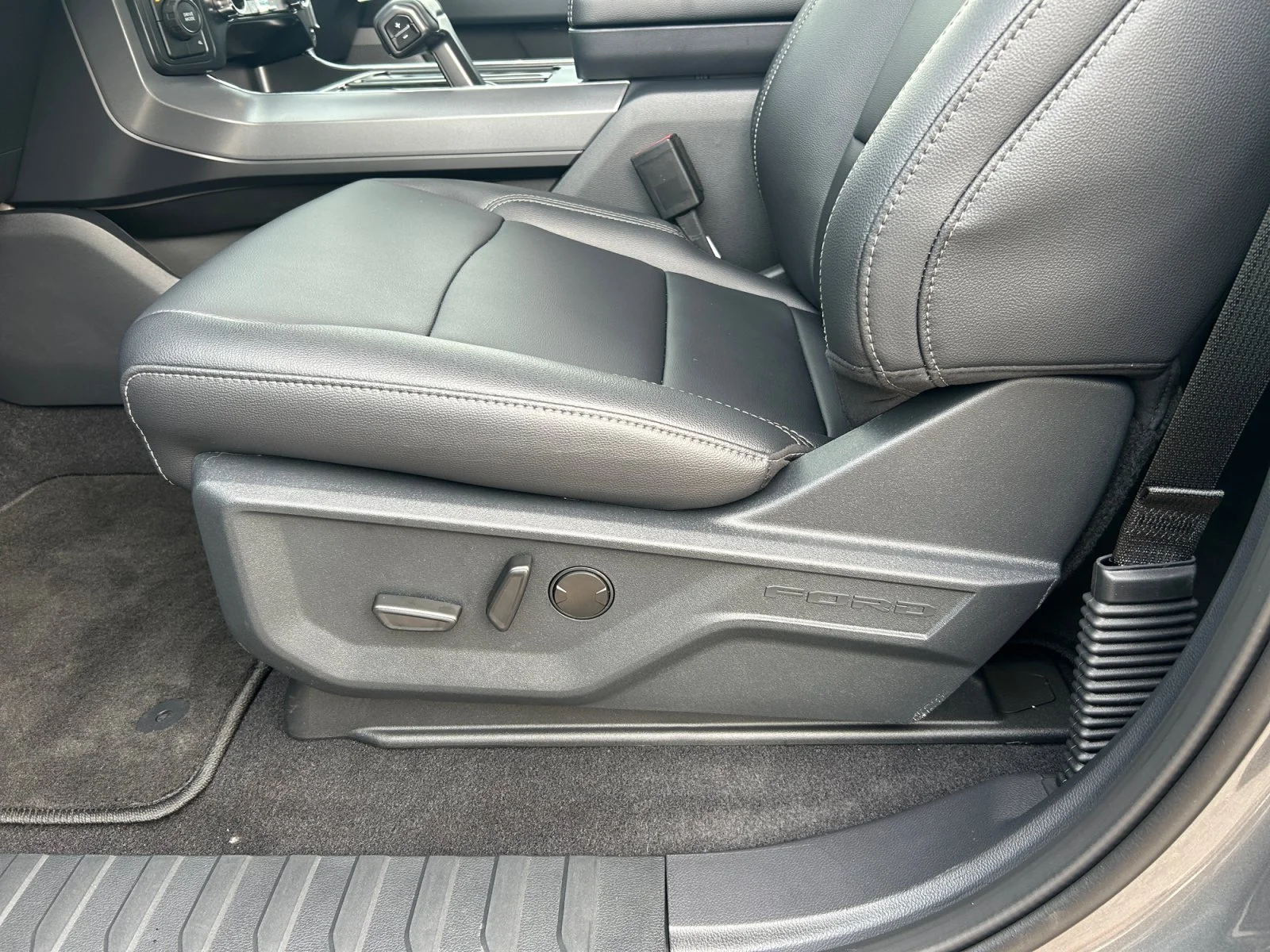 New 2026 Carbonized Grey Metallic Ford XLT image 15