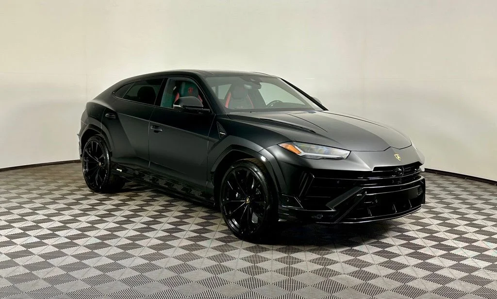 Used 2024 Black Lamborghini S image 4