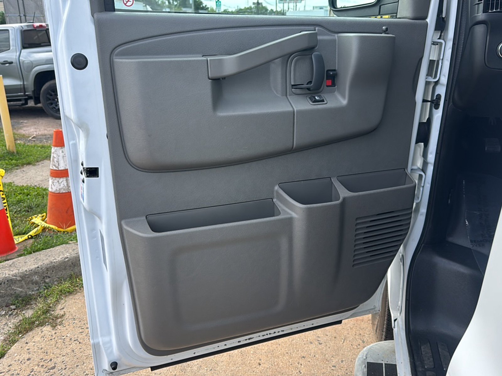 2025 Chevrolet Express Cargo Work Van - Photo 14