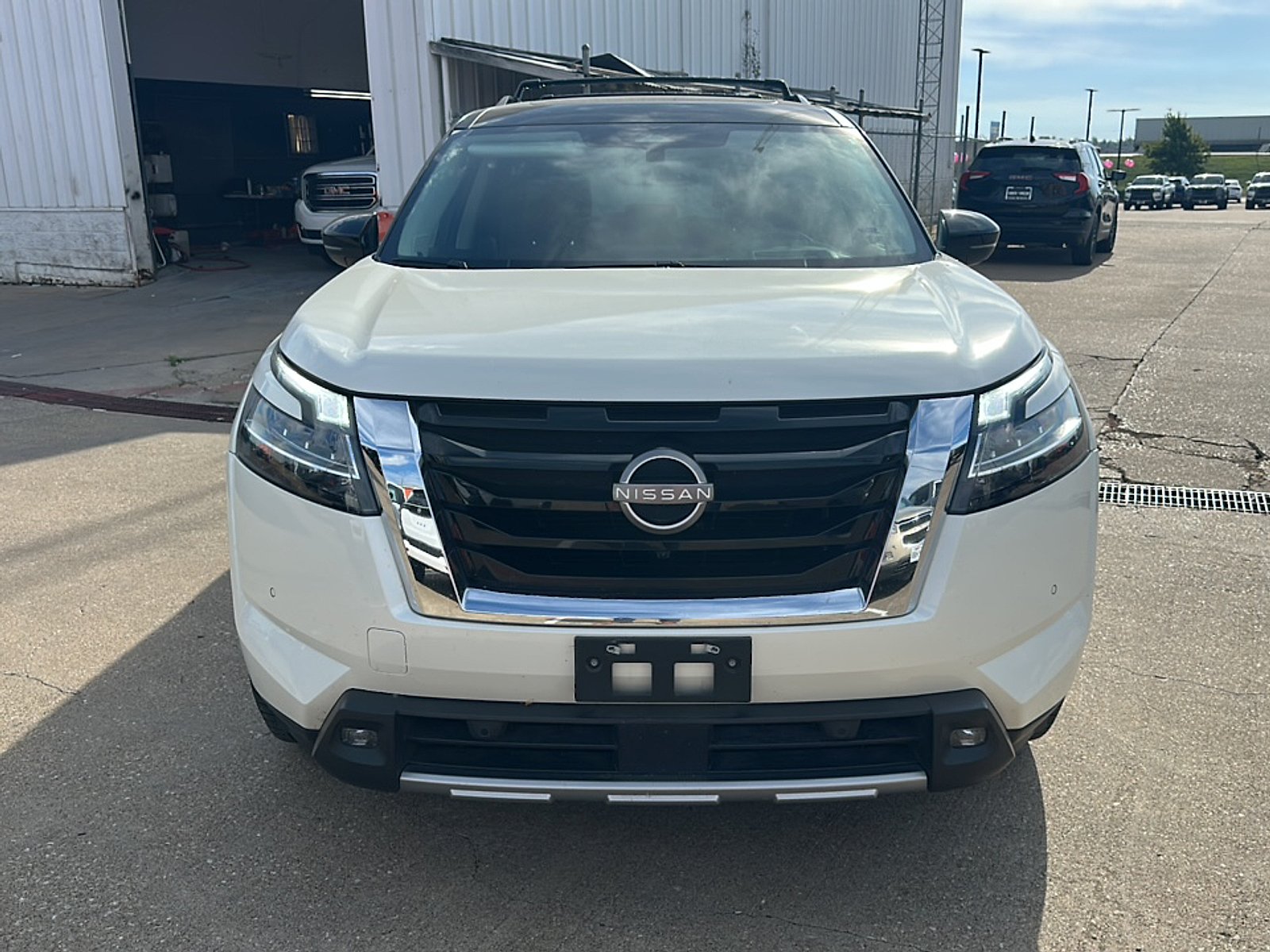 2022 Nissan Pathfinder Platinum photo 3