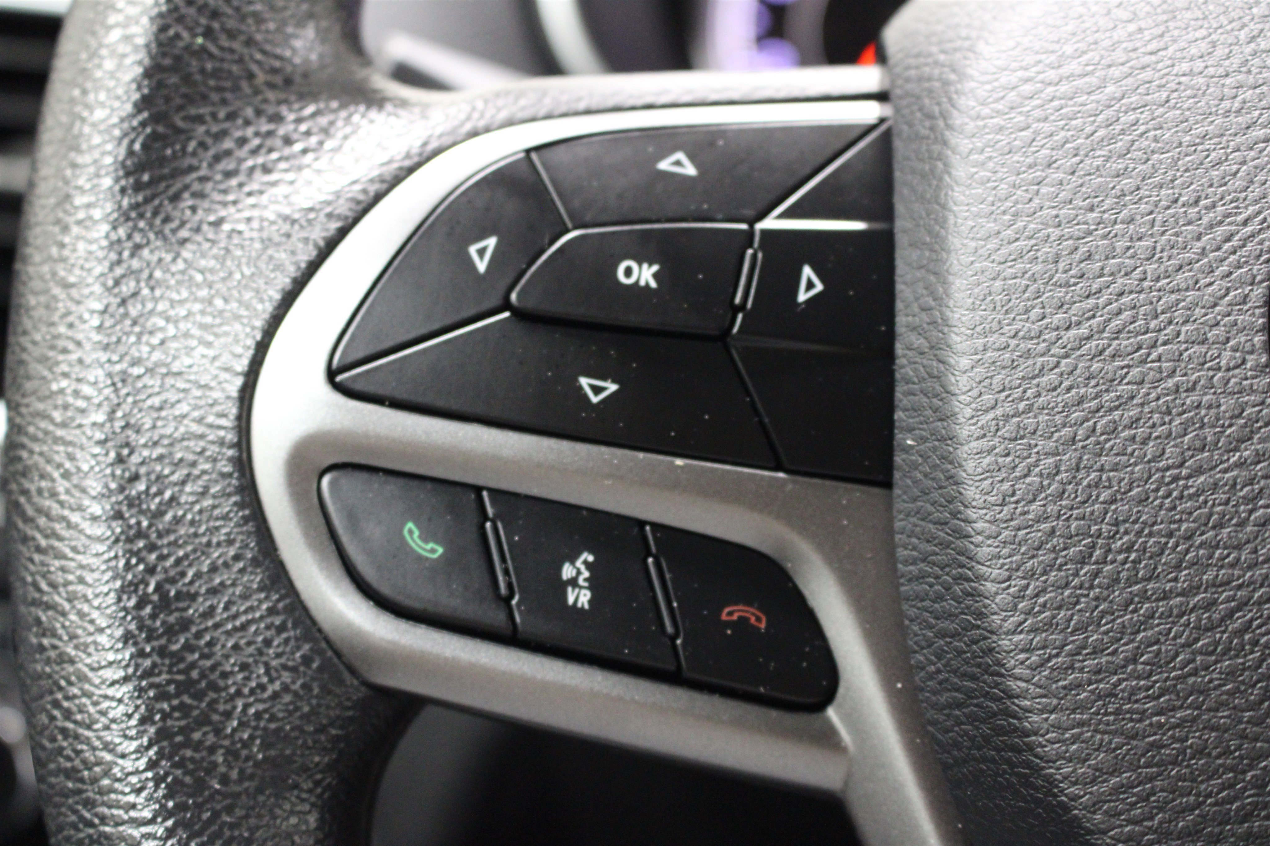 Used 2019 Velvet Red Pearlcoat Jeep Latitude image 10