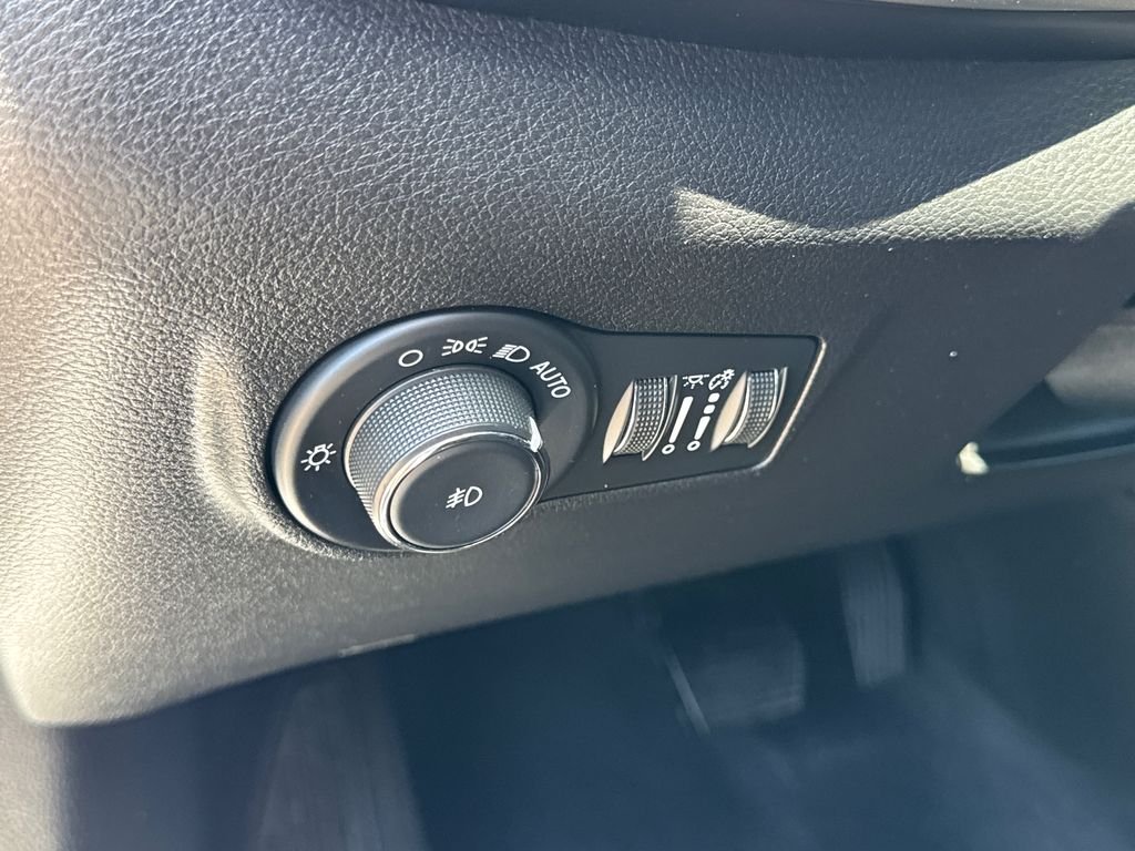 Certified Used 2024 White Jeep Latitude image 27