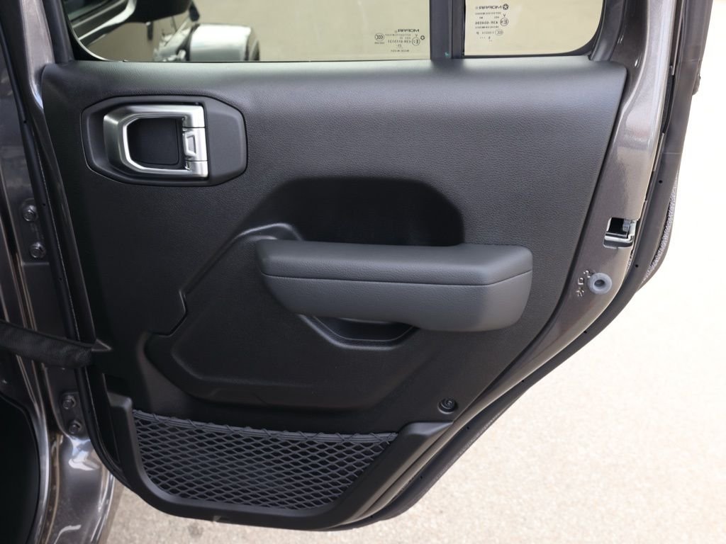 New 2026 Granite Crystal Metallic Clear-Coat Exterior Paint Jeep Sport S image 17