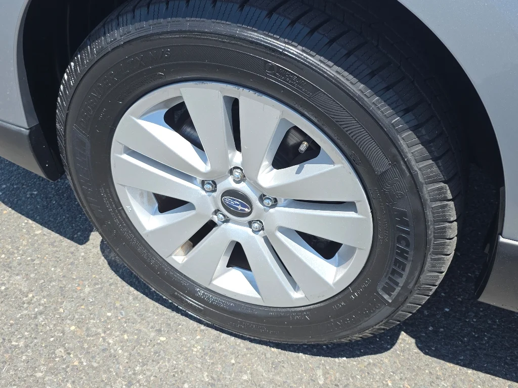 Used 2019 Ice Silver Metallic Subaru 2.5i image 33