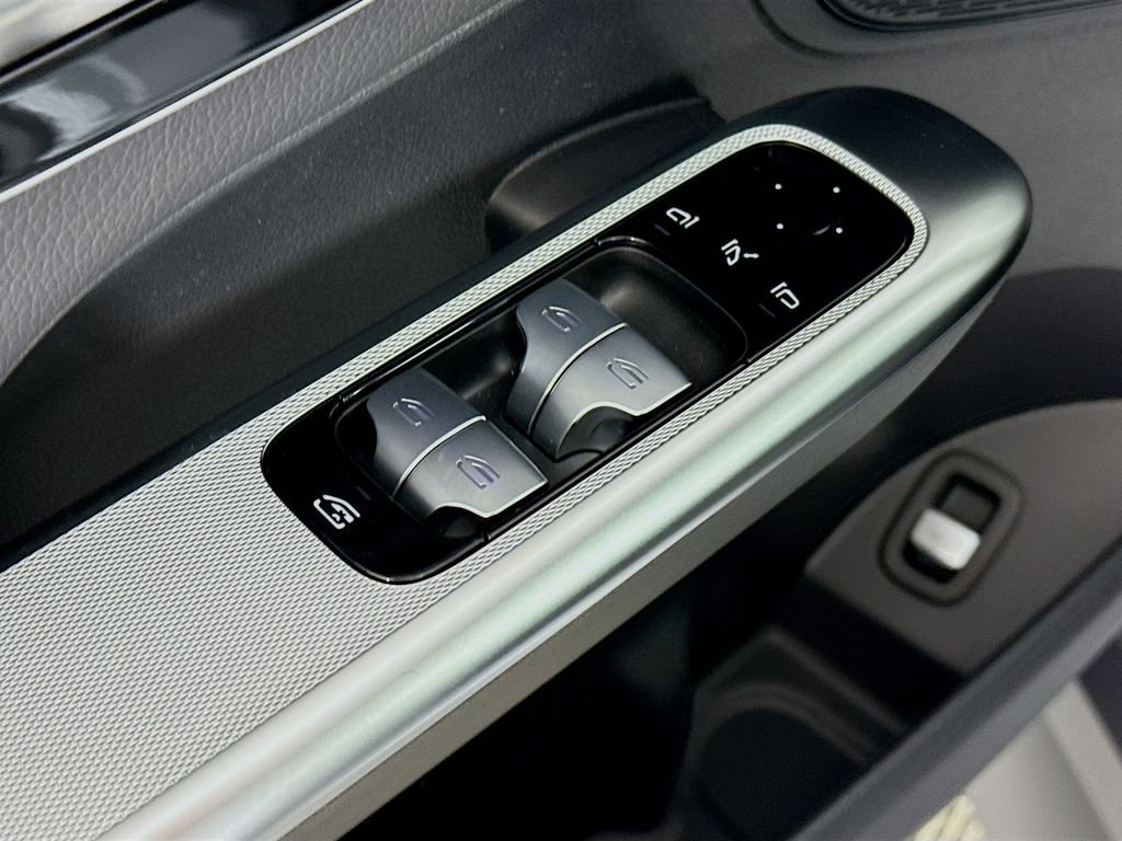 Used 2026 Silver Mercedes-Benz GLC 300 image 17