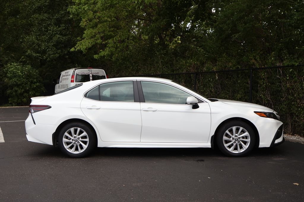 2024 Toyota Camry SE - Photo 9
