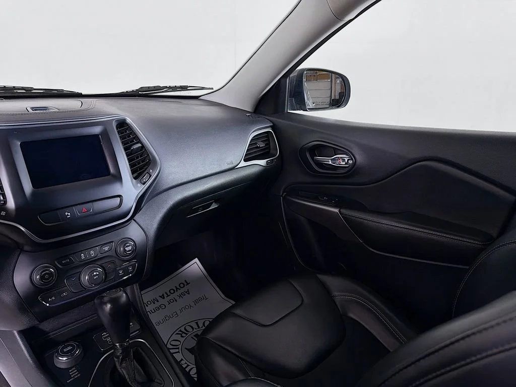 Used 2019  Jeep Latitude Plus image 20