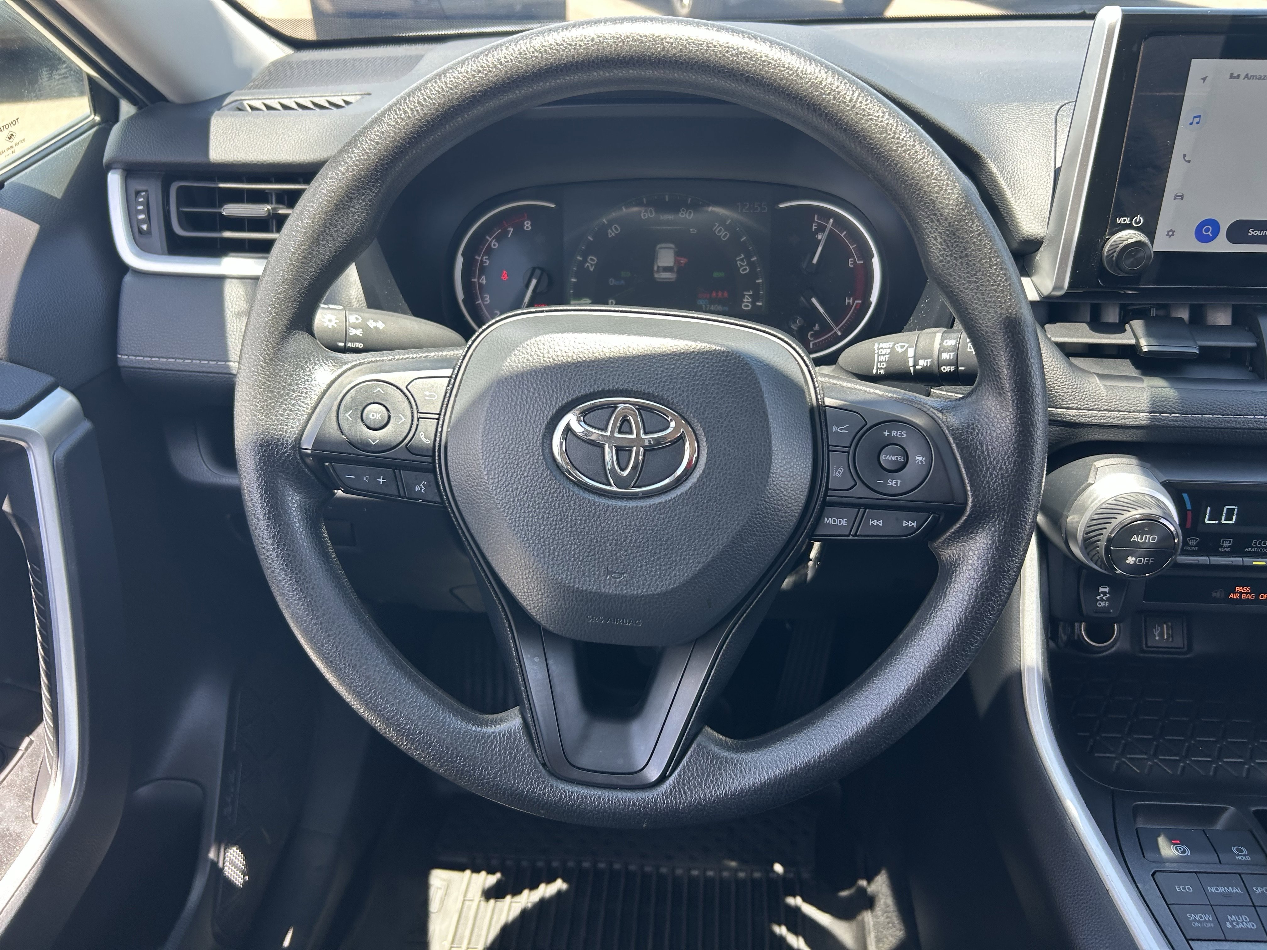 2025 Toyota RAV4 XLE - Photo 22