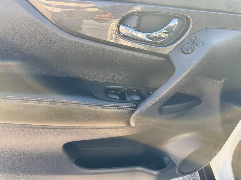 Used 2019 White Nissan S image 6