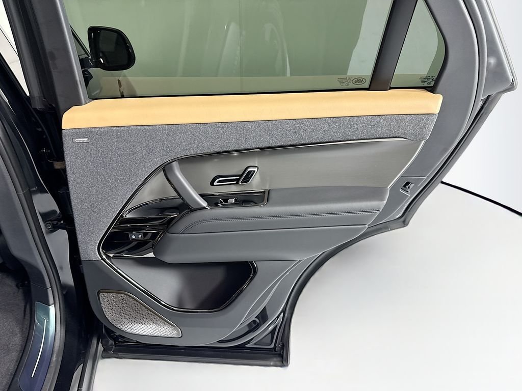 New 2026 Santorini Black LAND ROVER Dynamic SE image 29
