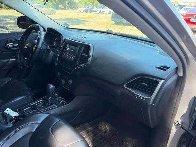 Used 2019 Silver Jeep Latitude Plus image 11