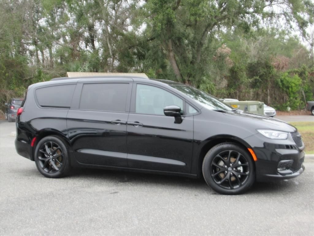 New 2026 Diamond Black Crystal Pearl-Coat Exterior Paint Chrysler Select image 2