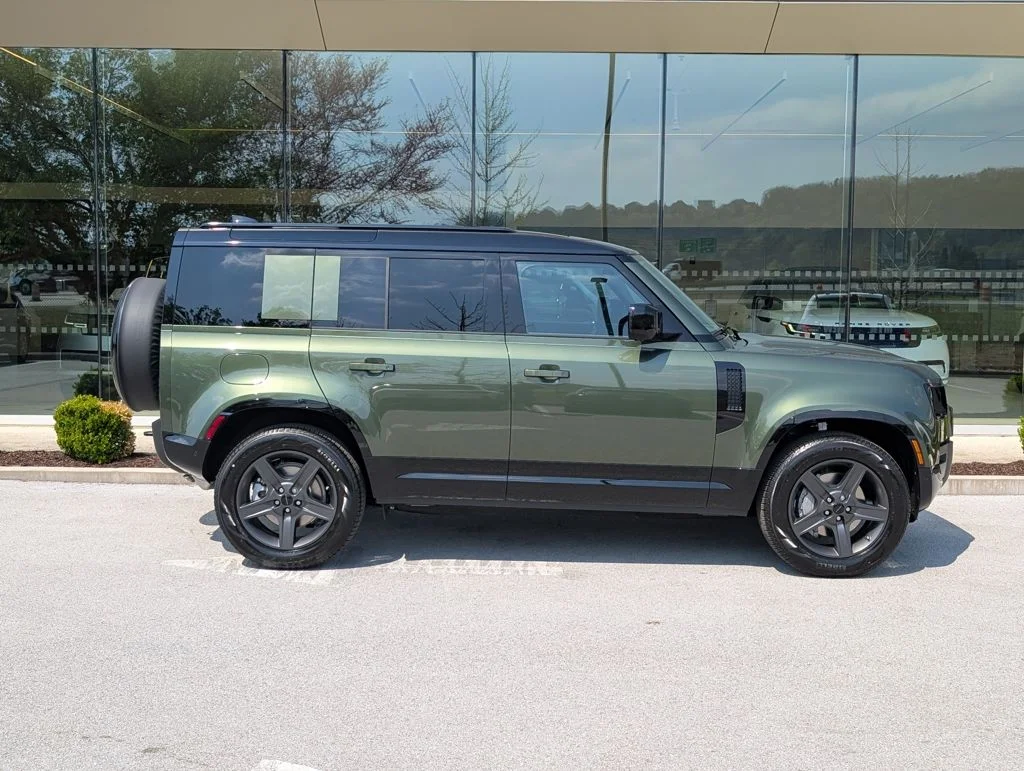 New 2026 Woolstone Green Land Rover X-Dynamic SE image 7
