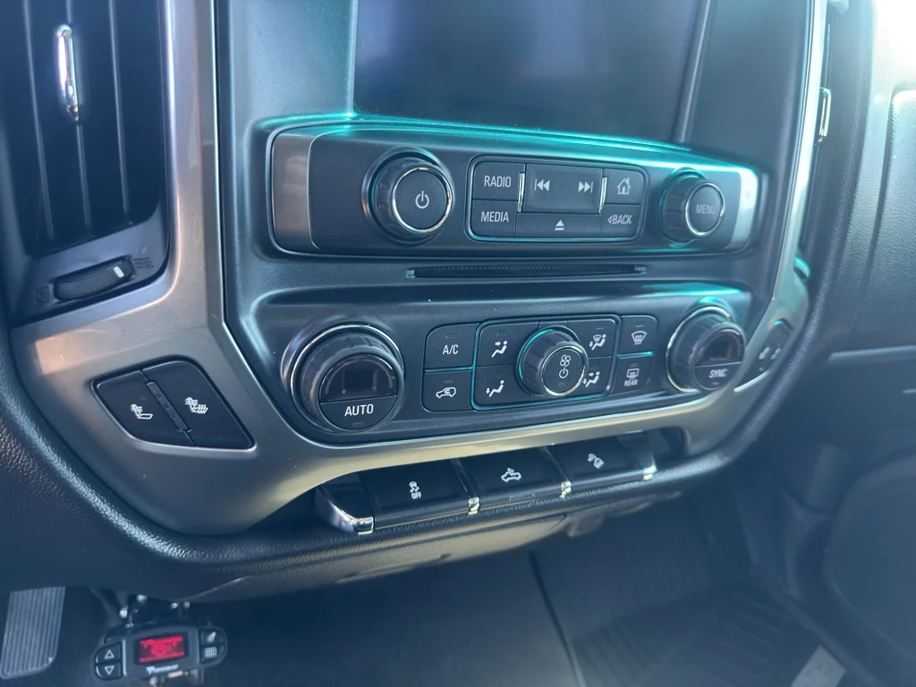 Used 2018 GRAPHITE METALLIC Chevrolet LT image 18