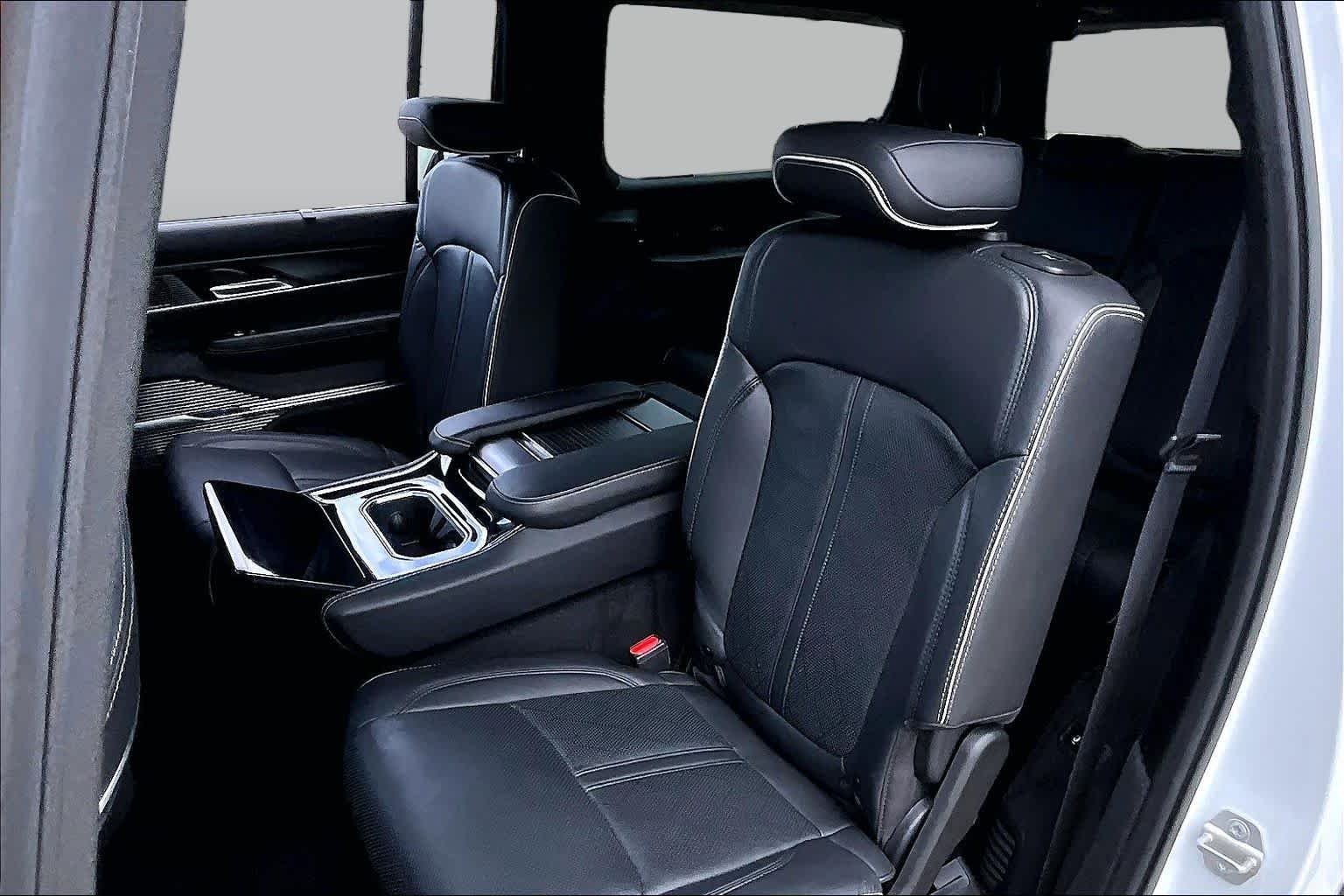 Used 2024 Bright White Clearcoat Jeep Series II Obsidian image 19