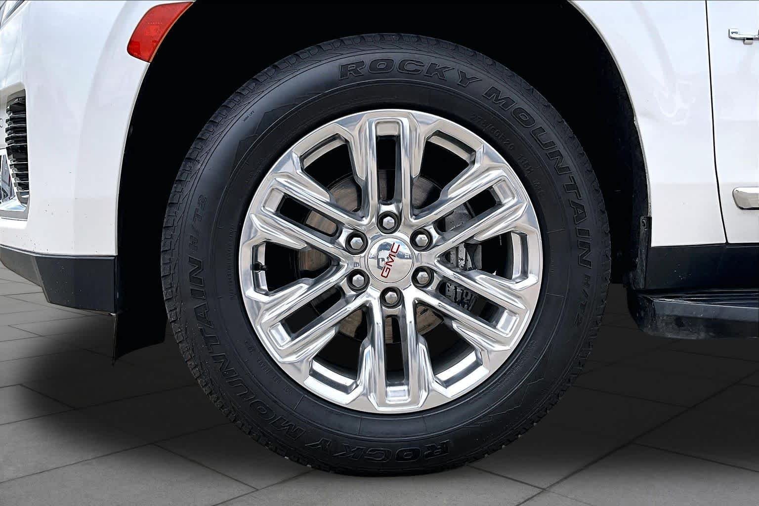 Used 2022 White Frost Tricoat GMC SLT image 11