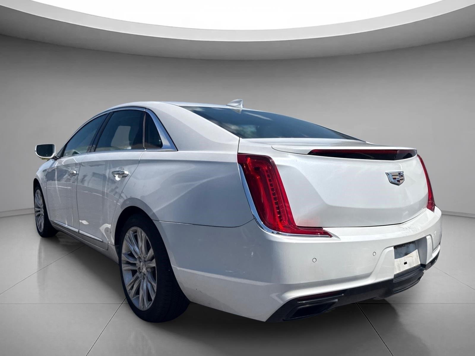 Used 2019 Crystal White Tricoat Cadillac Luxury image 9