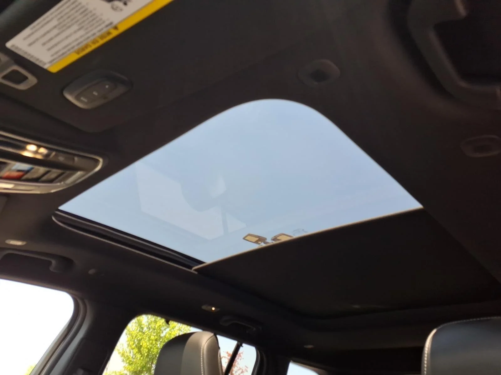 Used 2025 Diamond Black Crystal Pearlcoat Jeep Limited image 5