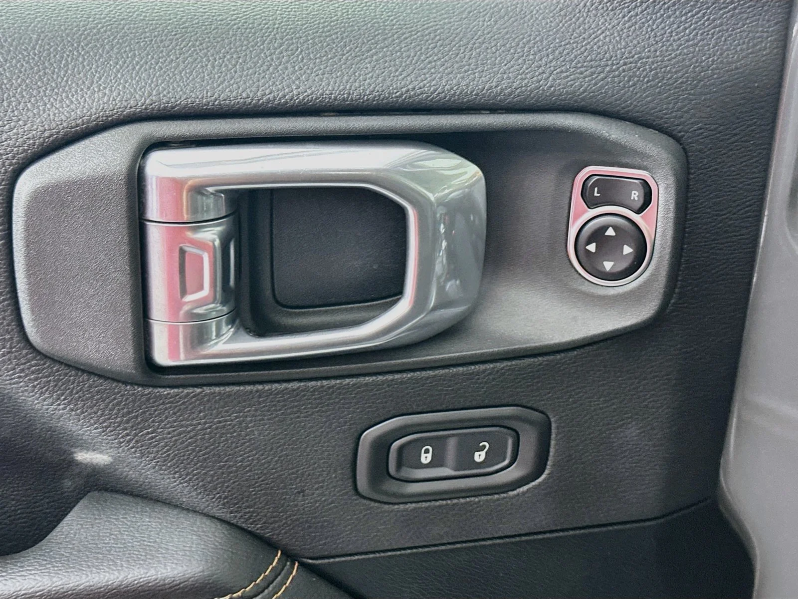 Used 2021 Sting-Gray Clearcoat Jeep Mojave image 19