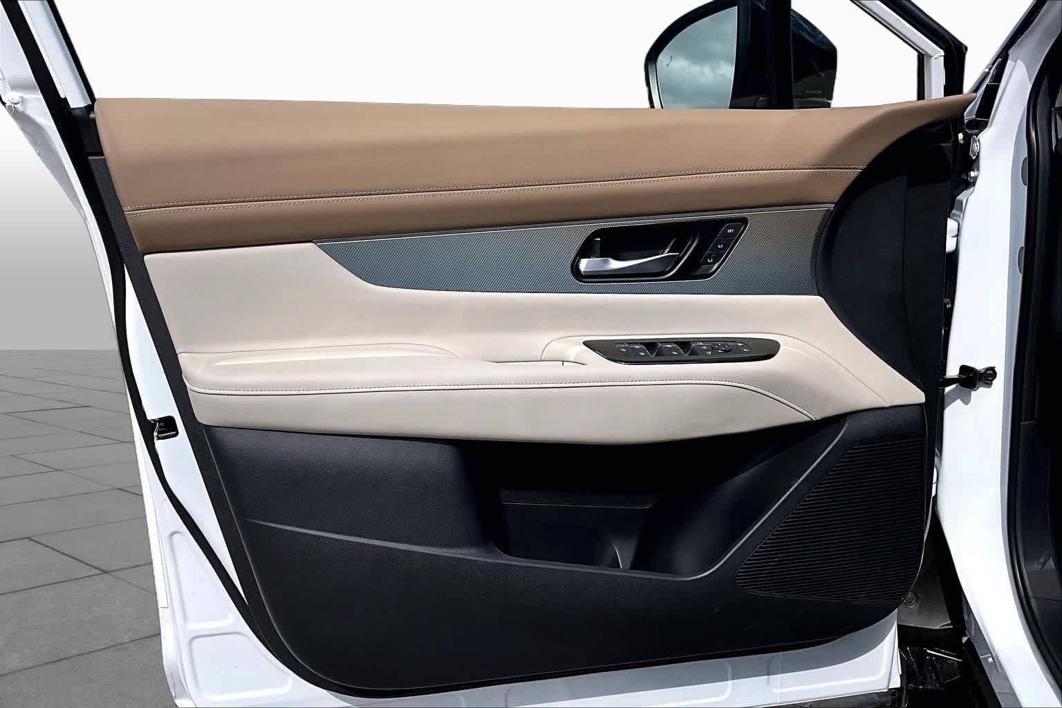 New 2026 Everest White Pearl TriCoat / Super Black Two-tone Nissan Platinum image 13
