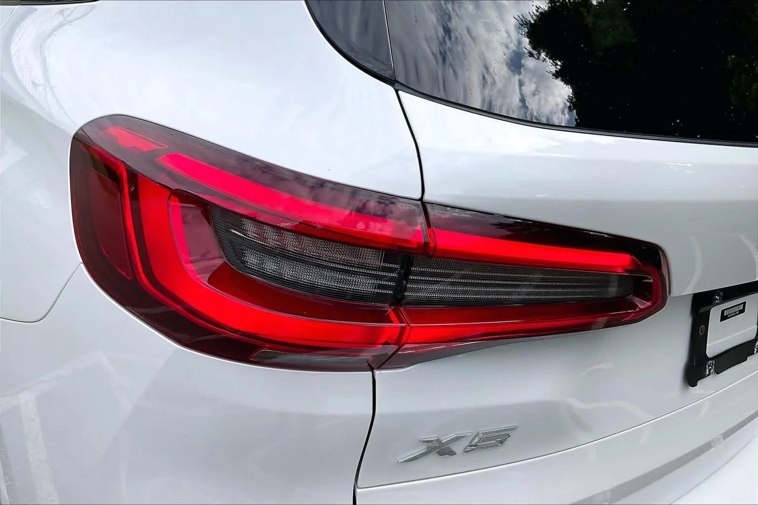 Used 2019 Mineral White Metallic BMW xDrive40i image 27