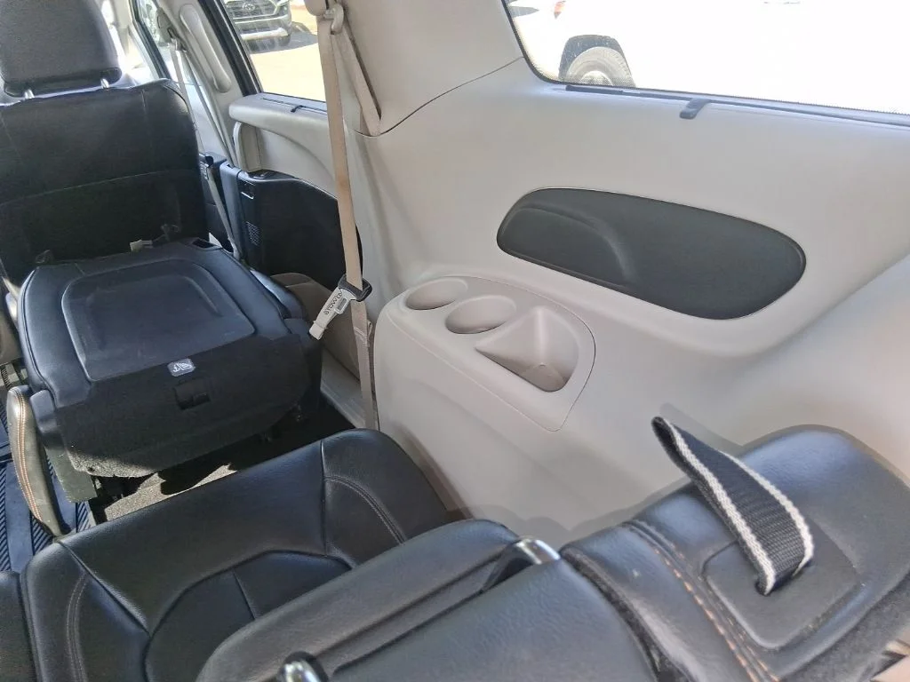 Used 2018 Gray Chrysler Touring L image 22