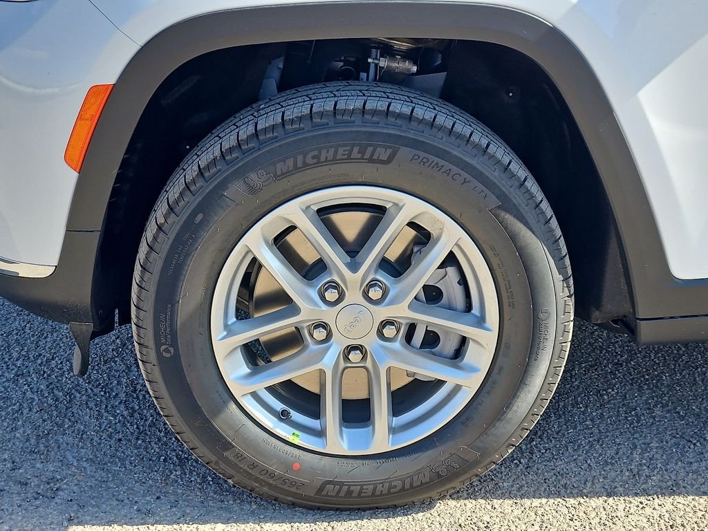 New 2026 Bright White Clear-Coat Exterior Paint Jeep Laredo image 9
