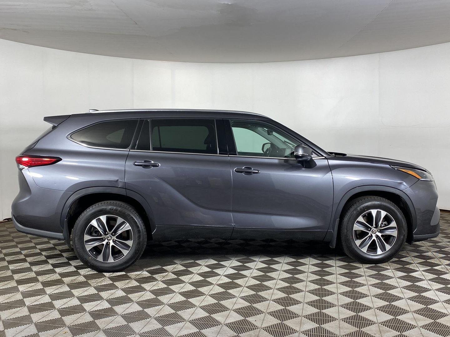Used 2021 Magnetic Gray Metallic Toyota XLE image 27