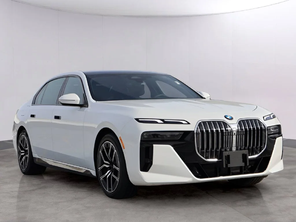Used 2025 Alpine White BMW 740i xDrive image 3